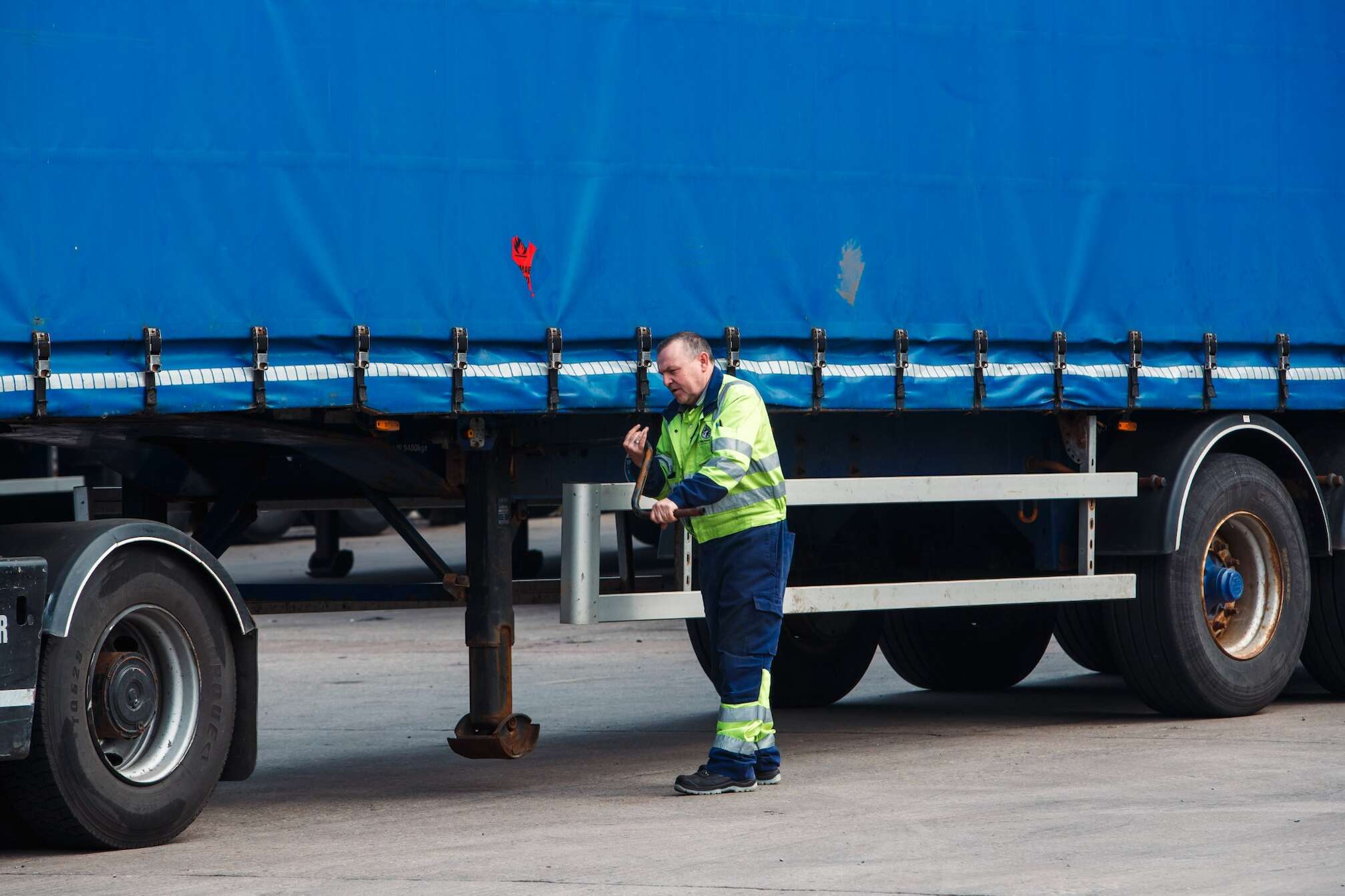 Logistics staff planning delivery and cargo, illustrating transport efficiency.
